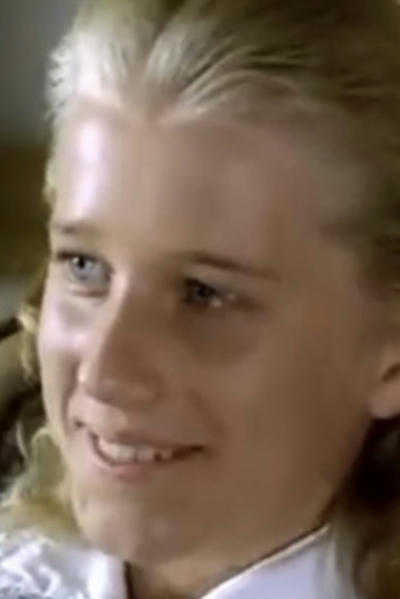 Фаворитка из будущего с ноутбуком.